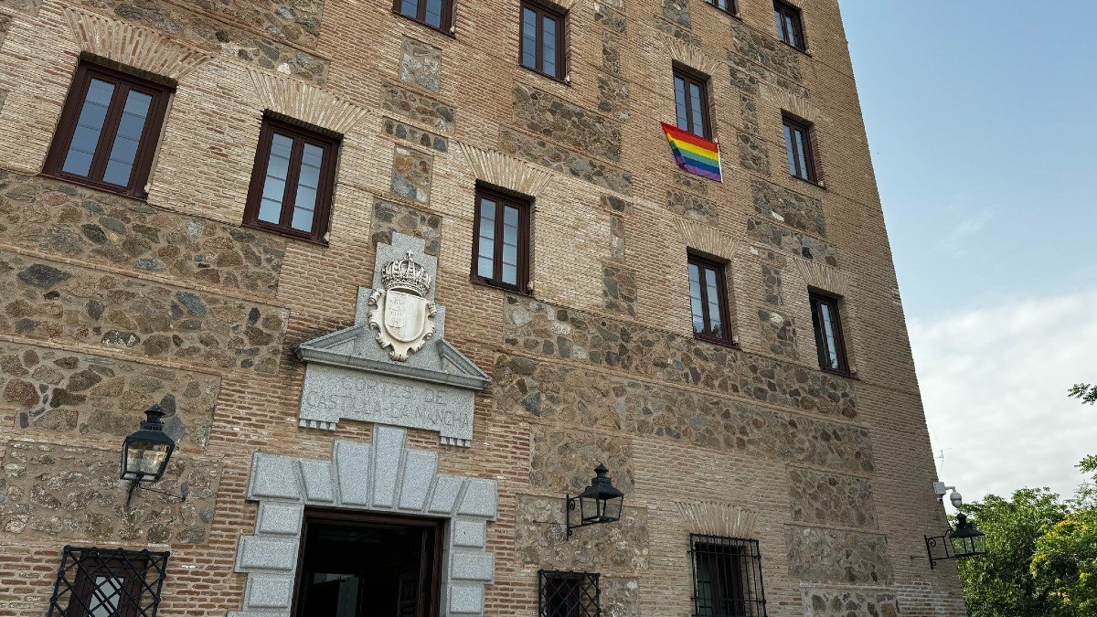 La bandera arcoíris se ha desplegado en la sede del Parlamento de Castilla-La Mancha.