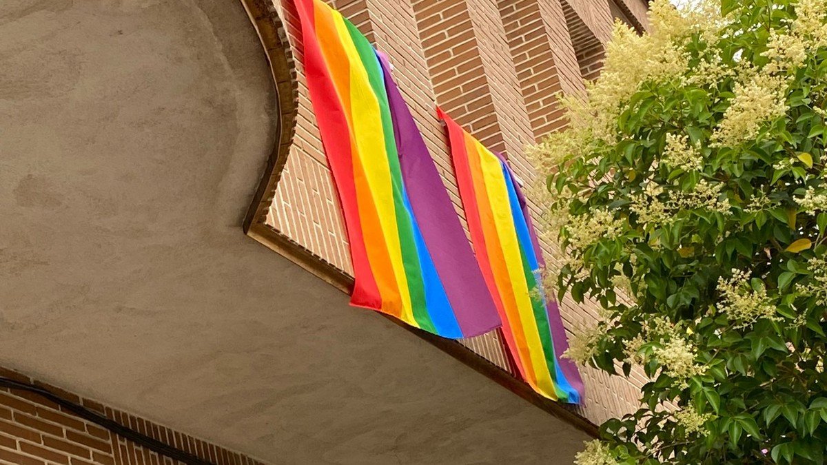 CCOO Toledo ha restituido la bandera arcoíris en su sede de Sonseca.