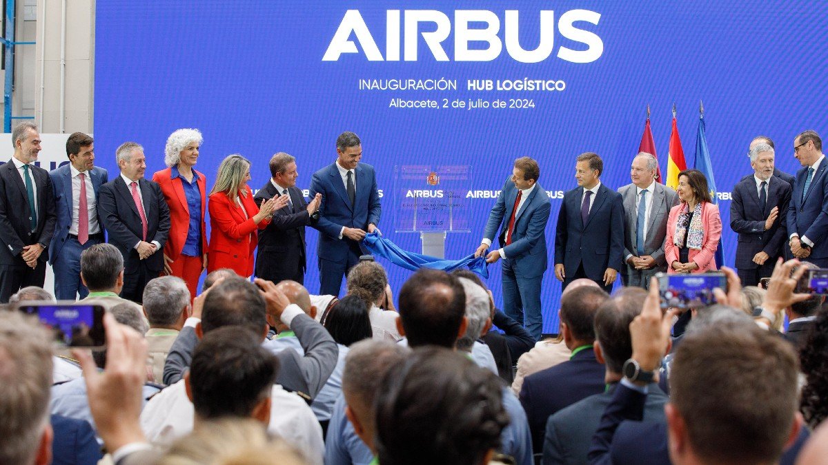 García-Page ha asistido junto a Sánchez a la inauguración del Hub Logístico Industrial de Airbus Helicopters en Albacete. - D. ESTEBAN | JCCM