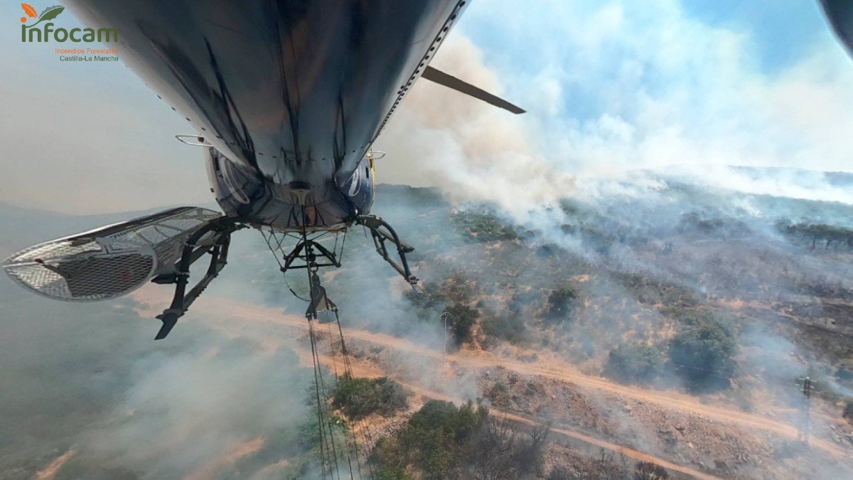 Medios aéreos trabajan en la extinción del incendio en Argamasilla de Calatrava. - PLAN INFOCAM