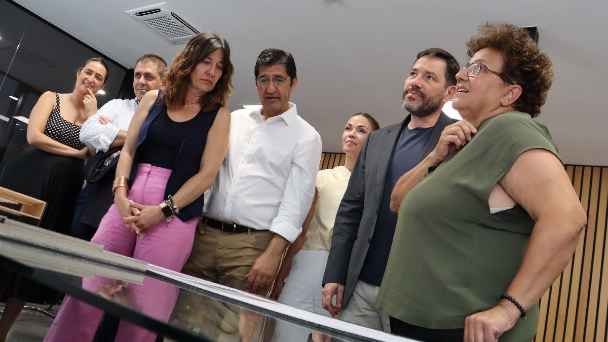 Caballero ha visitado la nueva escuela infantil de Corral de Calatrava.- JCCM