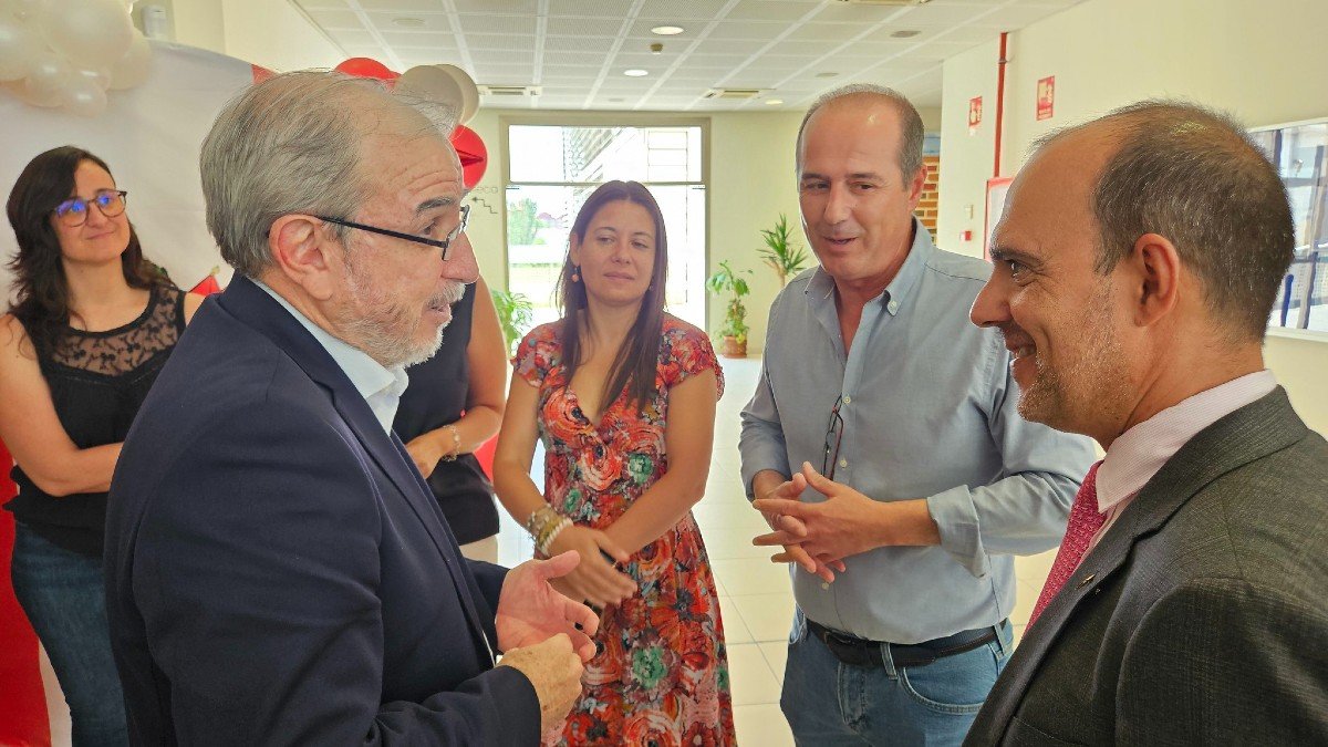 El cónsul general de Perú en España, José Antonio Doig, asistió junto a Bellido y otras autoridades a los actos en Guadalajara.