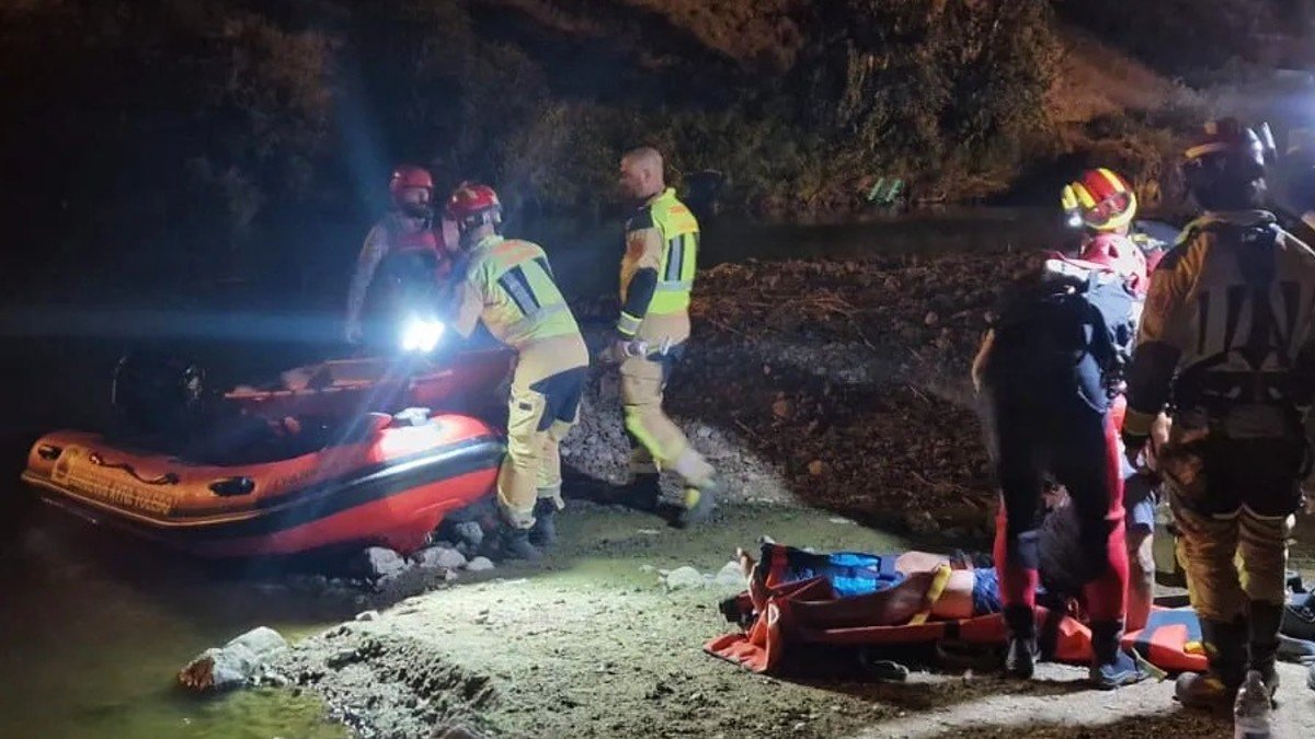 El herido fue trasladado en una lancha hasta la otra orilla donde esperaba la ambulancia. - BOMBEROS AYTO. TOLEDO