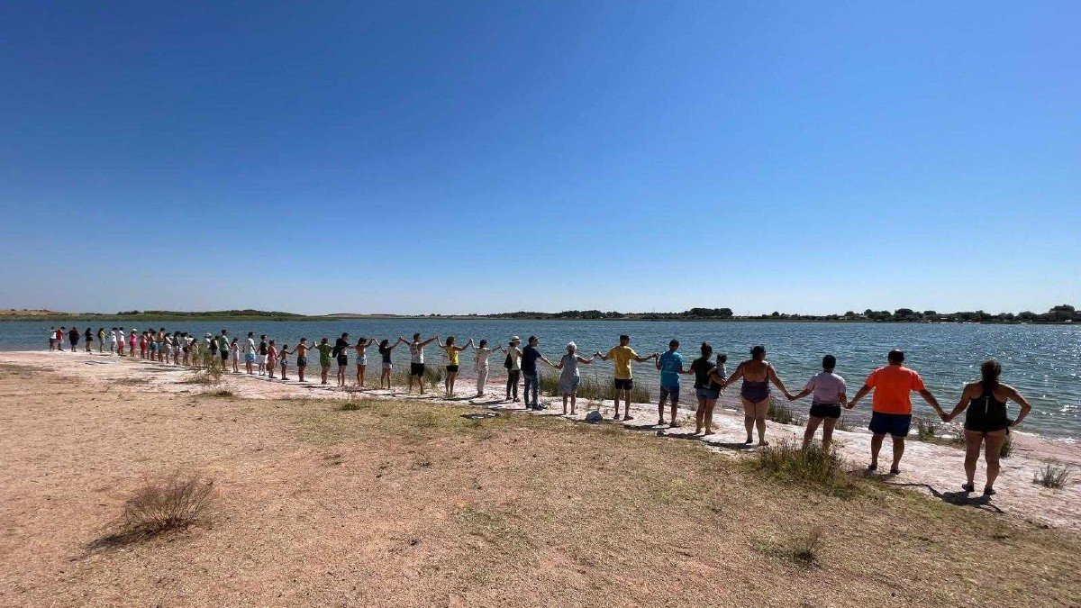 Cadena humana en las lagunas de Villafranca con motivo del 'Abrazo al agua'.