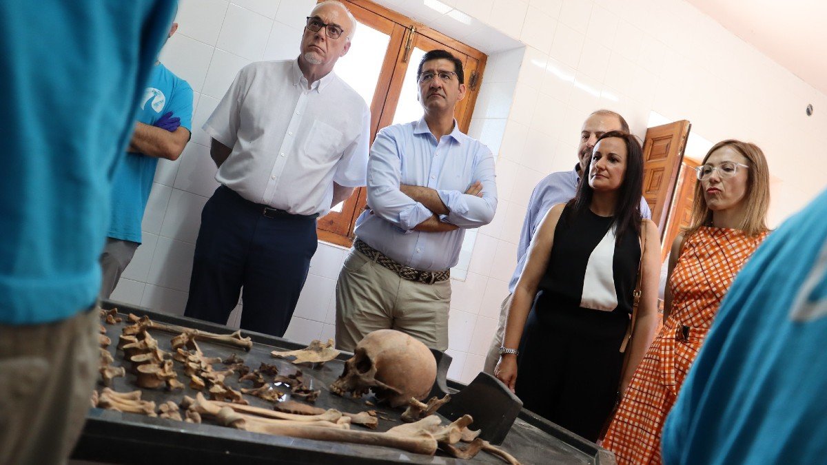 Caballero ha visitado en el cementerio municipal de Manzanares el proyecto de exhumación de fosas.