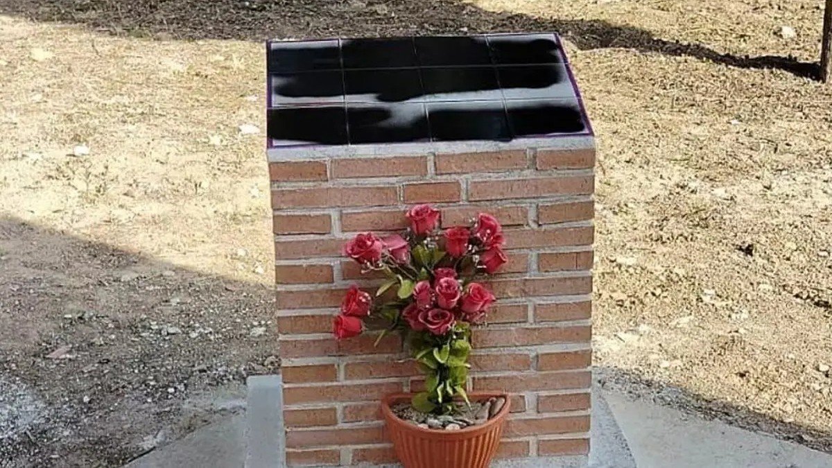 La Asociación ha denunciado la vandalización del memorial en el cementerio de Fuensalida.