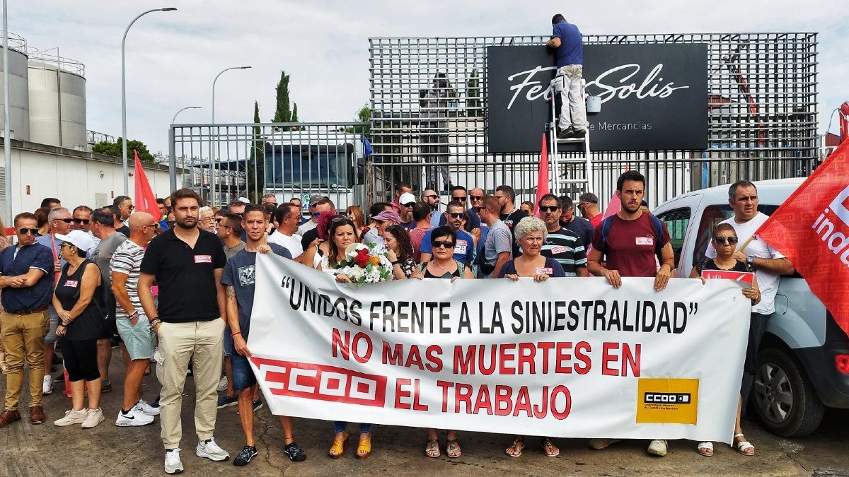 Concentración a las puertas de la bodega Félix Solís en Valdepeñas.