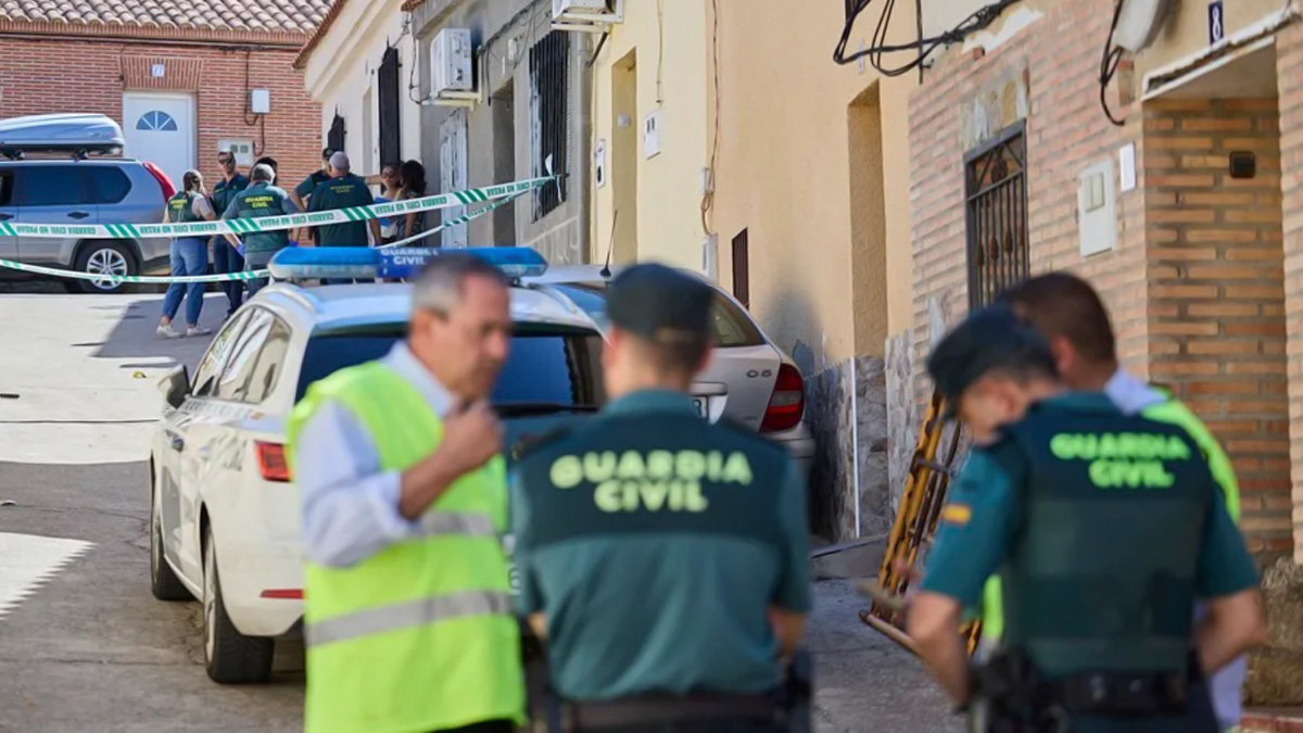 La Guardia Civil durante la detención en la localidad de Otero, Toledo, de un hombre que disparó a su pareja y su hija, matando a esta última. EFE/Manu Reino