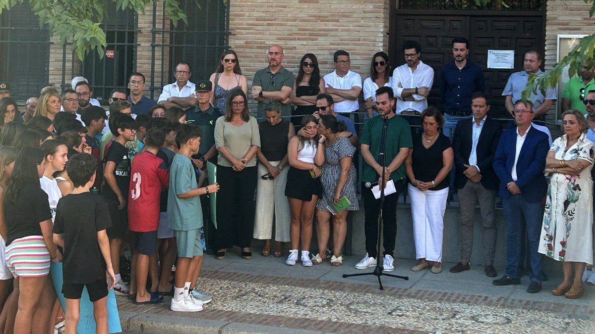 Familiares y amigos del niño, junto a las autoridades y cientos de vecinos, han participado en el emotivo minuto de silencio.