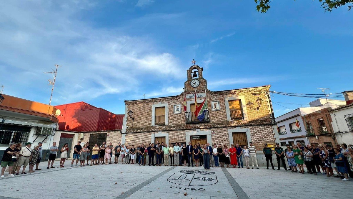 Vecinos de Otero y autoridades participaron el sábado en un minuto de silencio en recuerdo de las víctimas.