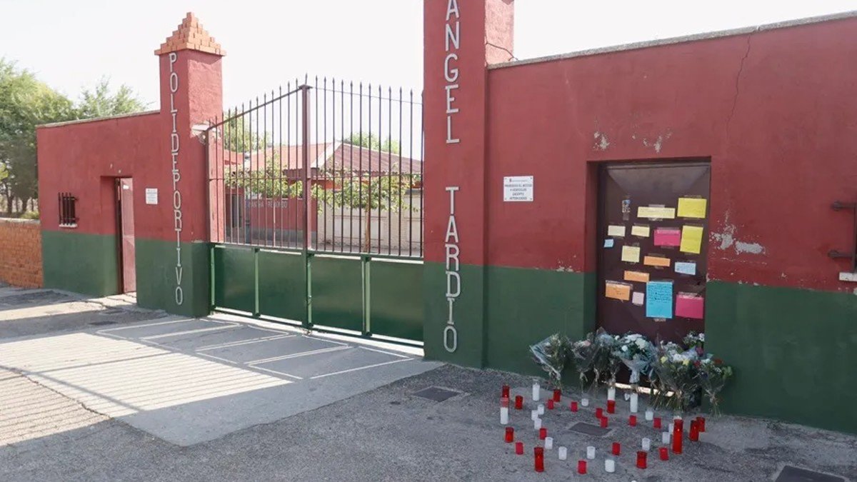 Velas, flores y mensajes recuerdan a Mateo a las puertas del polideportivo de Mocejón. - EFE | I. HERRERO