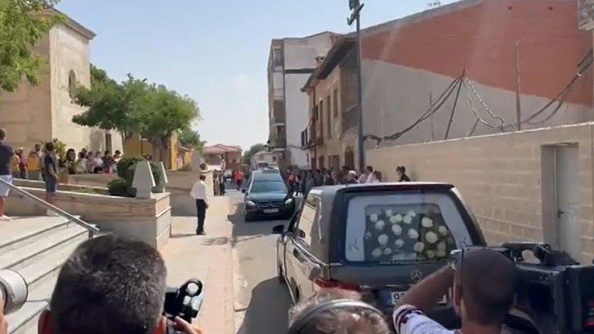 Cientos de vecinos han acudido a la parroquia de San Esteban para despedir al niño y arropara a la familia.