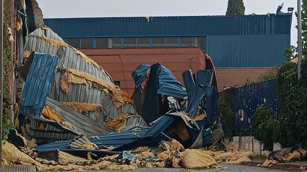 El viento ha derribado el tejado del pabellón polideportivo.