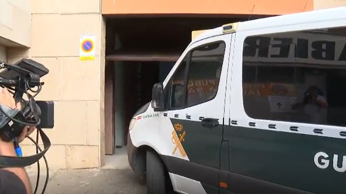 El detenido ha llegado a los juzgados de Toledo en un furgón de la Guardia Civil.