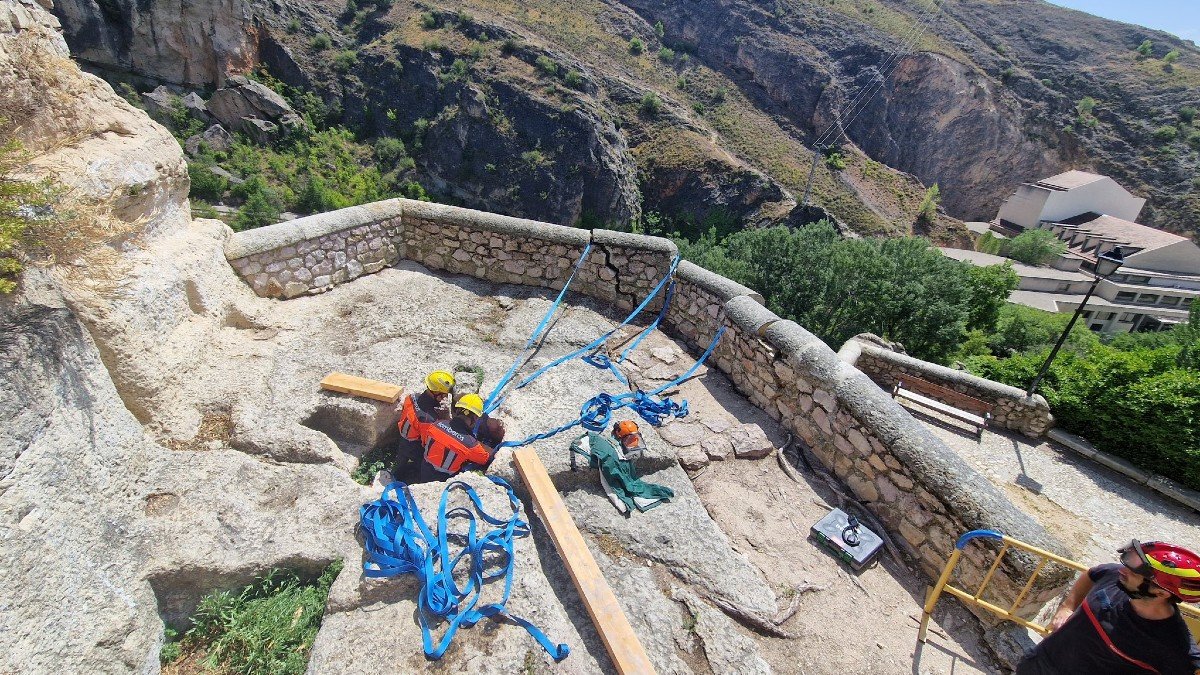 Bomberos aseguran la zona del mirador que ha quedado dañada.