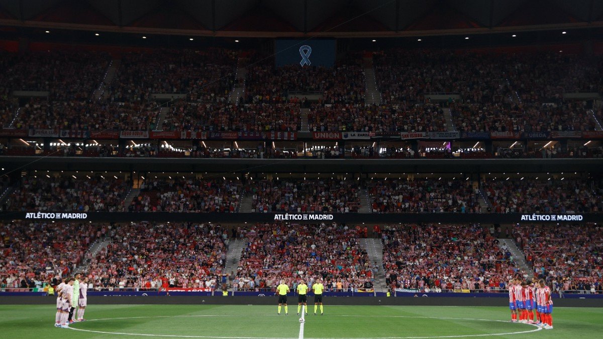 Minuto de silencio en el Metropolitano al inicio del Atlético de Madrid - Girona.