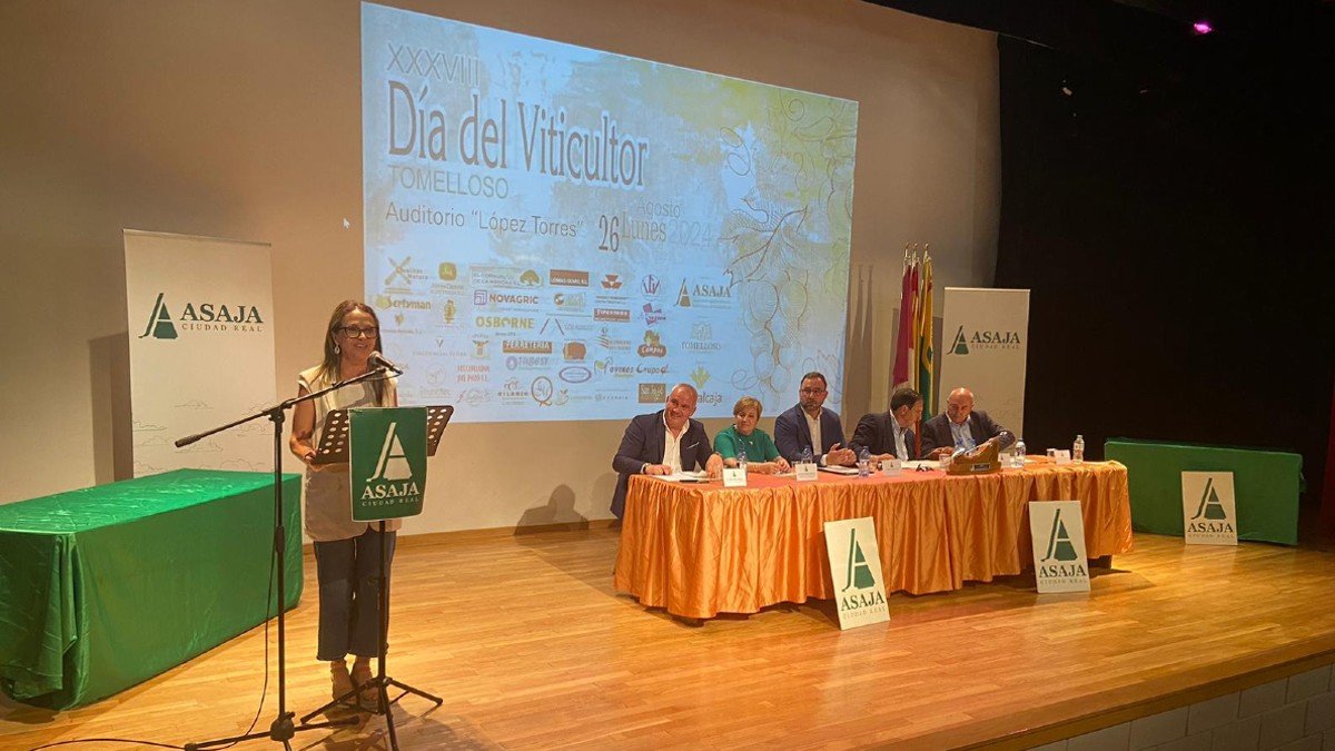 Canales durante su intervención en el acto del XXXVIII Día del Viticultor organizado por Asaja en Tomelloso.