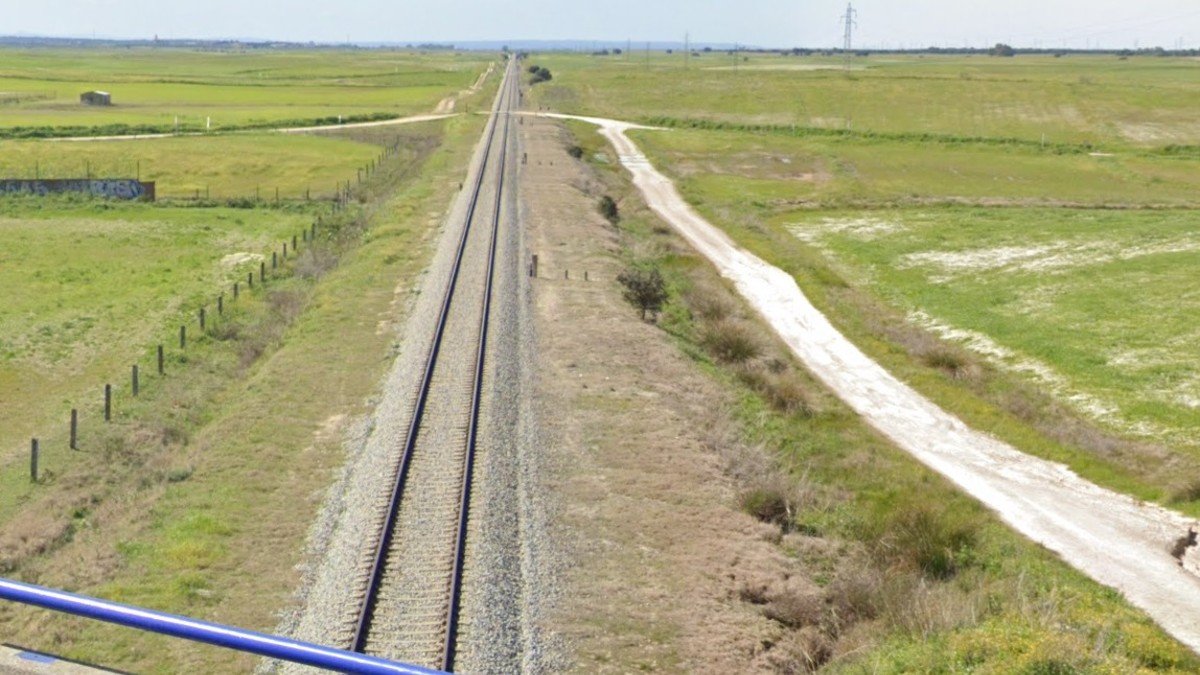 El accidente ha tenido lugar en un paso a nivel de la vía entre Navalmoral de la Mata y Oropesa. - GOOGLE MAPS