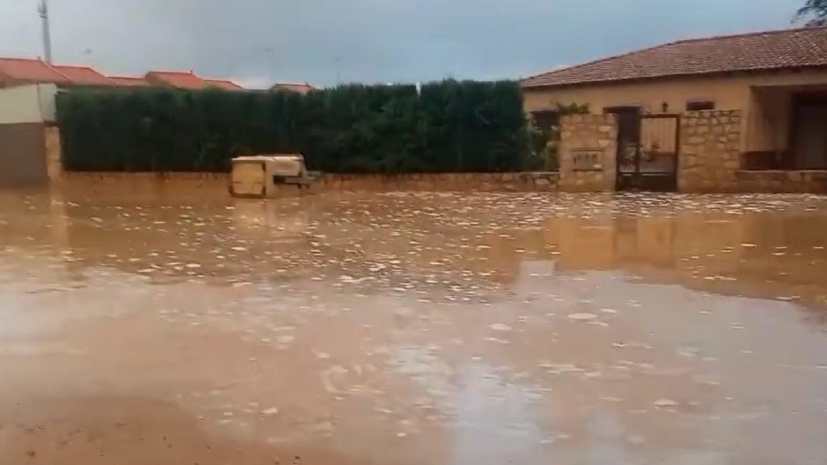 La intensa lluvia del sábado anegó calles y campos de Cabezamesada.