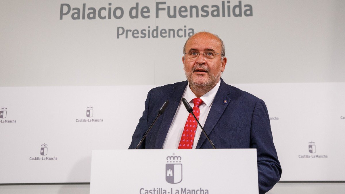 El vicepresidente primero de la Junta, José Luis Martínez Guijarro, en rueda de prensa. - D. ESTEBAN