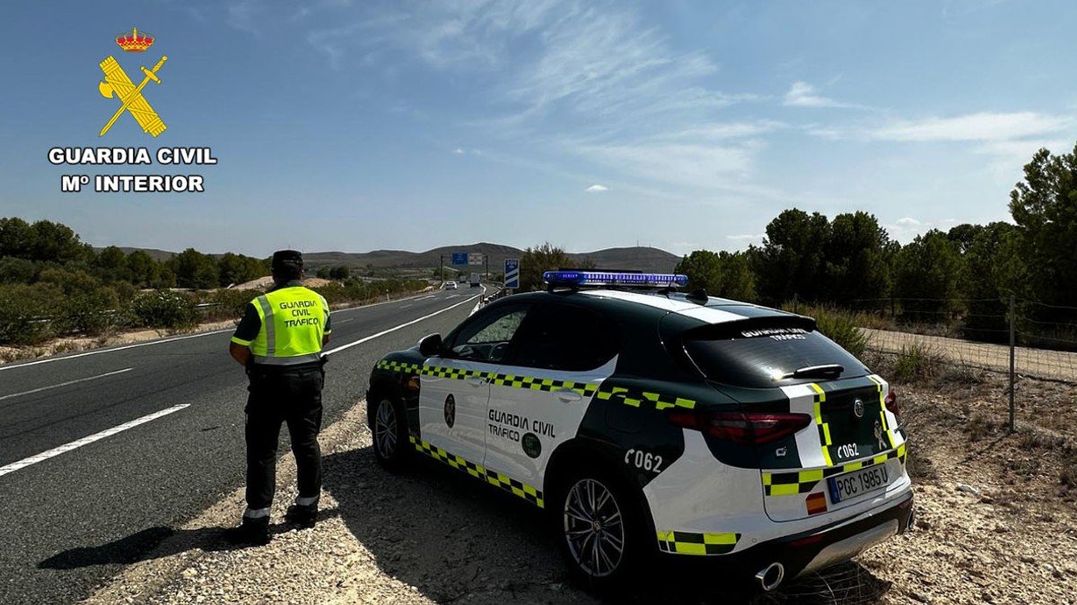 Patrulla de la Guardia Civil de Tráfico. - GUARDIA CIVIL