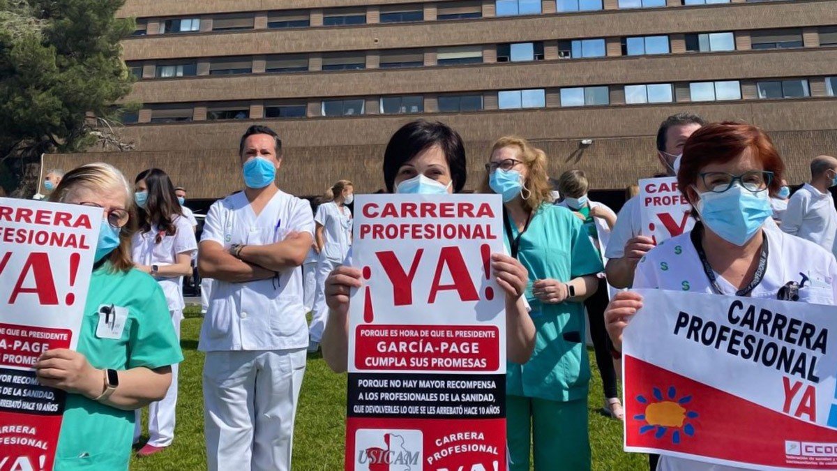 Sanitarios del Sescam protestan frente al hospital de Albacete para reclamar que se reconozca el complemento de carrera profesional. - ARCHIVO