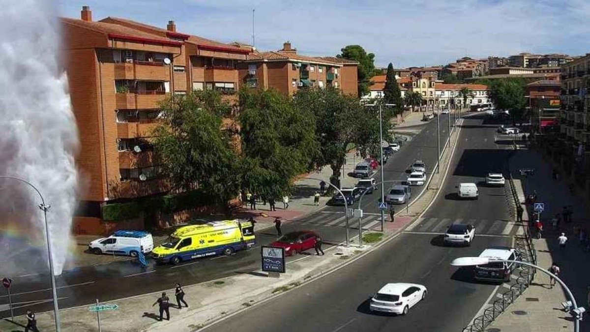 El agua a presión tras la rotura de la tubería ha golpeado al trabajador. - @Serr0jas