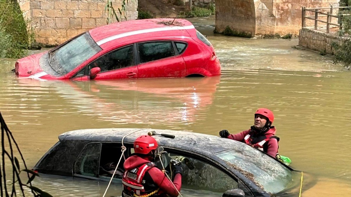 Bomberos del SEPEI durante los trabajos de extracción de los vehículos del cauce del río.