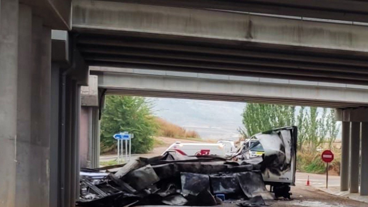 El camión frigorífico se precipitaba desde un puente en la A-2 y salía ardiendo.