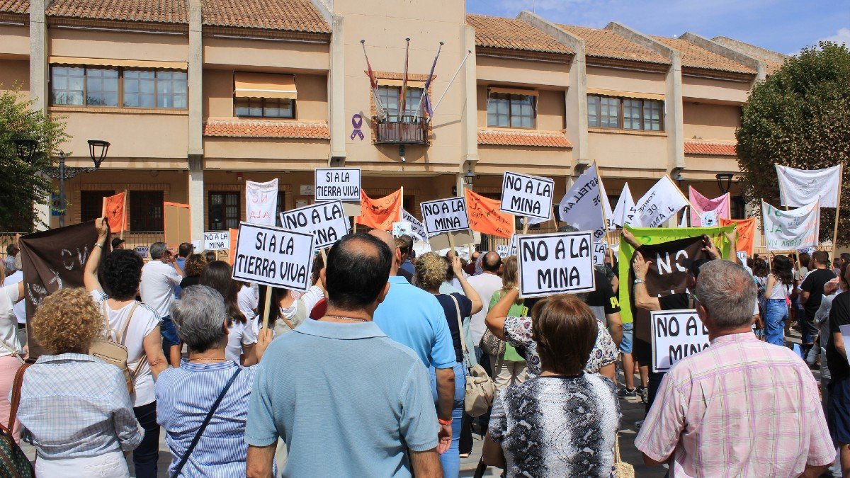 Concentración contra la minería de tierras raras en Santa Cruz de Mudela (Ciudad Real).