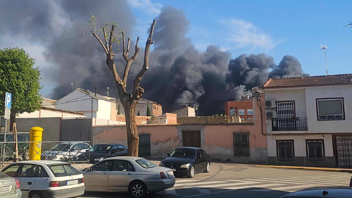 Espectacular incendio en una fábrica de plásticos en Madridejos: piden a la población que no salga de casa