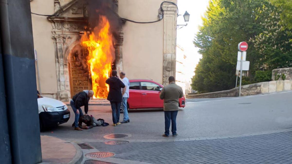 Incendian la puerta de la iglesia de un convento de clausura en Cuenca y un polémico cura lo compara con el  terror rojo 