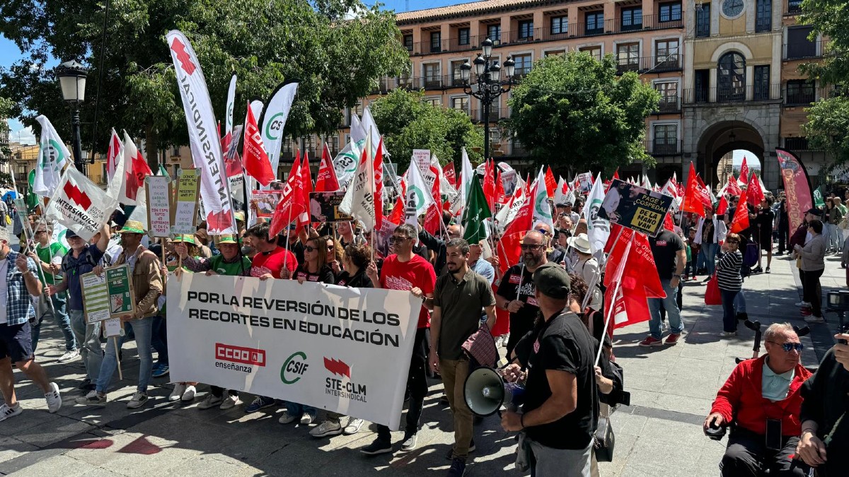 Más de un millar de profesores de Castilla-La Mancha reclaman revertir los recortes del PP que aún siguen vigentes