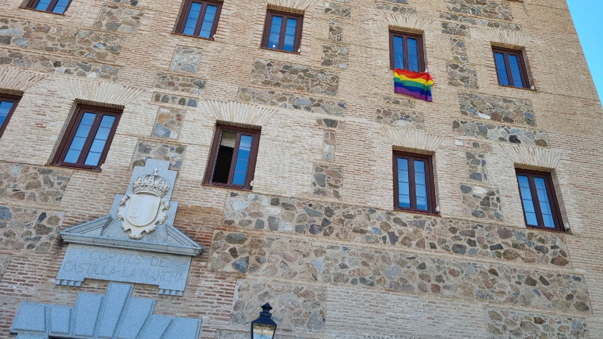 Las Cortes de Castilla-La Mancha celebran el Día del Orgullo reivindicando los derechos LGTBI y luciendo bandera
